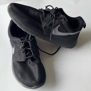 Nike Women’s Roshe One Black Running Shoes 6.5